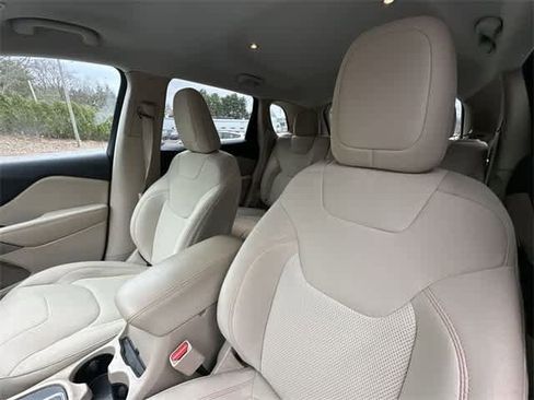 Used 2019 Jeep Cherokee Latitude w/ Popular Appearance Group image 15