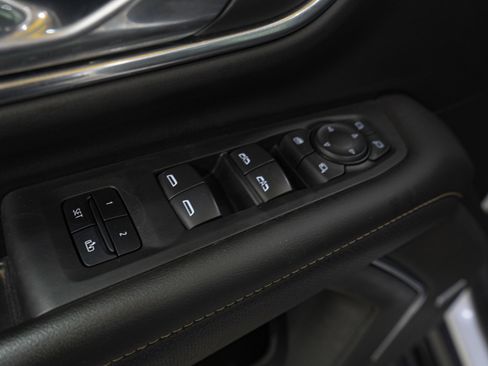 Used 2023 GMC Yukon XL SLT image 25