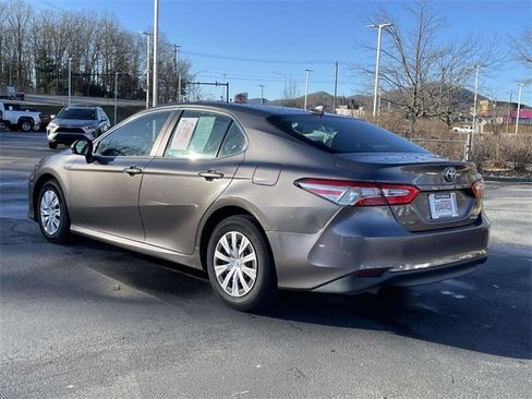 Used 2019 Toyota Camry LE image 3