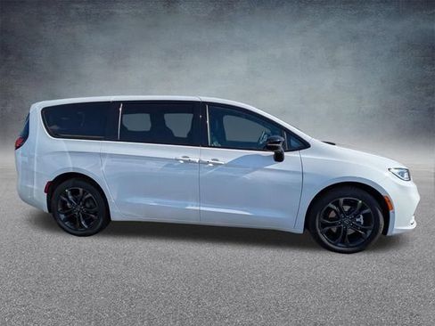 New 2026 Chrysler Pacifica Select FWD image 2