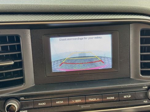 Used 2020 Hyundai Elantra SE FWD image 2
