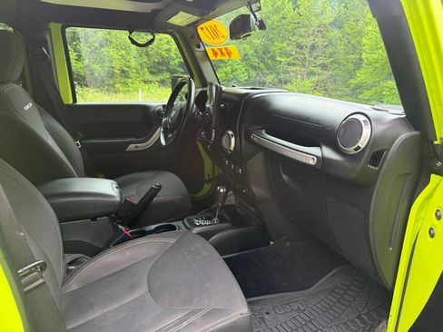 Used 2017 Jeep Wrangler Unlimited Rubicon w/ Connectivity Group AWD/4WD image 23
