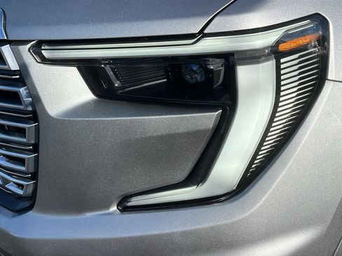 Used 2025 GMC Acadia Denali w/ Super Cruise Package image 7