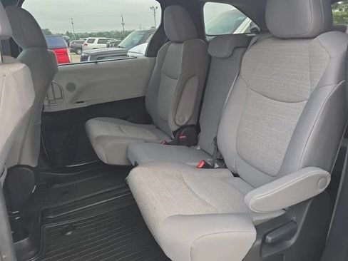 Used 2025 Toyota Sienna LE AWD/4WD image 6