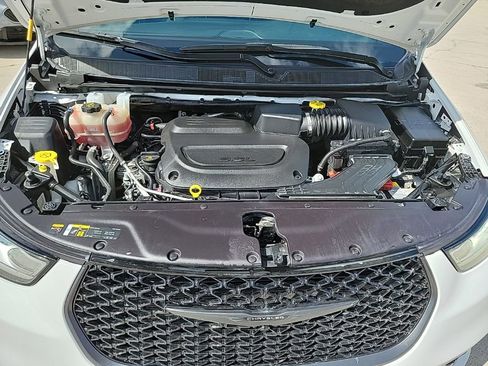 Used 2025 Chrysler Pacifica Limited image 9