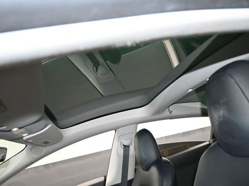 Used 2019 Tesla Model 3 image 11