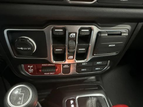Used 2025 Jeep Gladiator Mojave w/ Convenience Group AWD/4WD image 27