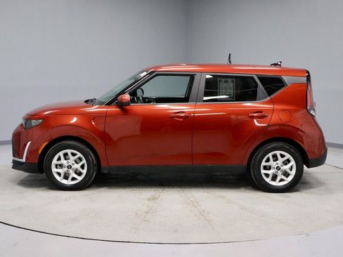 Used 2023 Kia Soul LX w/ LX Technology Package image 9
