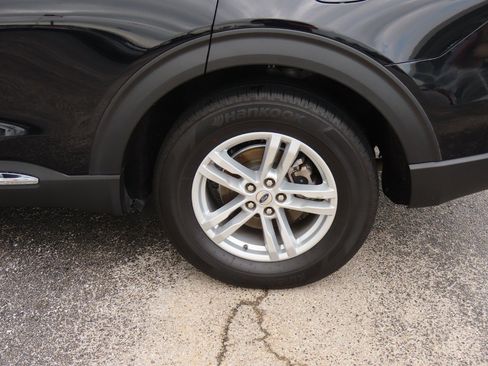 Used 2024 Ford Explorer XLT image 18