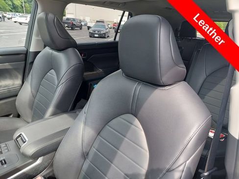 Used 2023 Toyota Highlander XLE FWD image 6