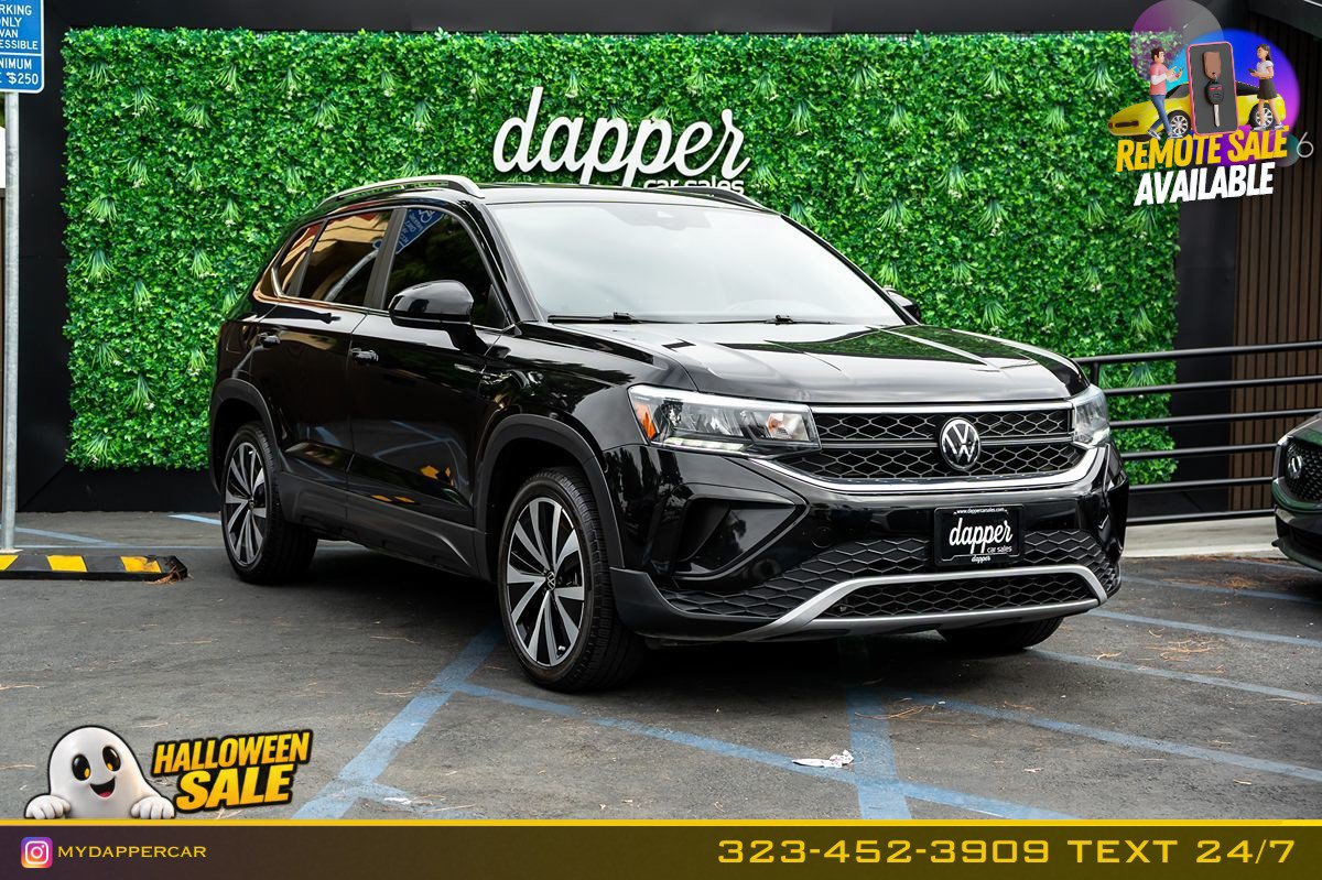 Used 2023 Volkswagen Taos SE w/ Panoramic Sunroof Package FWD image 3