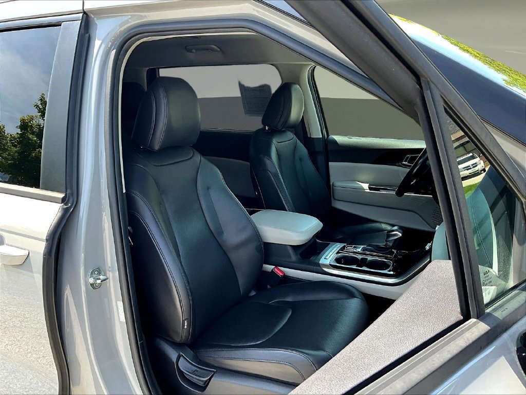 Used 2023 Kia Carnival EX FWD image 30