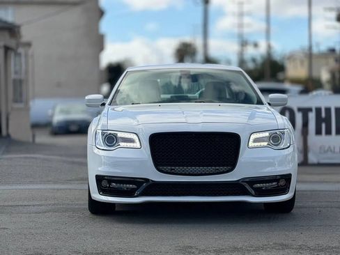 Used 2016 Chrysler 300 Limited image 2
