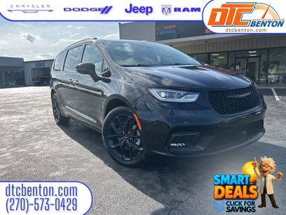 Used 2024 Chrysler Pacifica Touring-L w/ Uconnect Theater Family Group