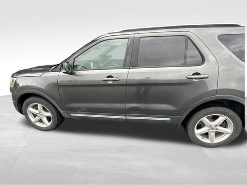 Used 2016 Ford Explorer XLT w/ Equipment Group 202A AWD/4WD image 3