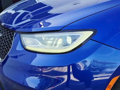 Used 2021 Chrysler Pacifica Touring-L FWD image 9