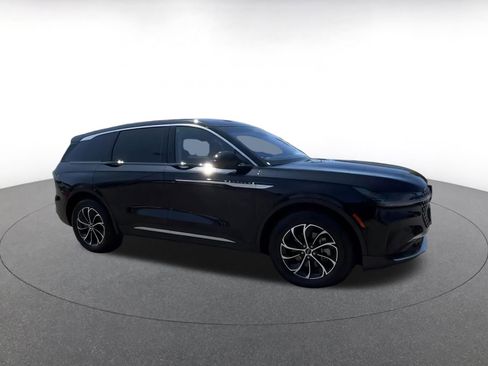 Used 2024 Lincoln Nautilus Premier image 2