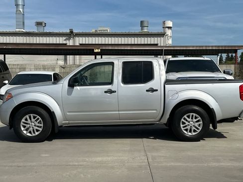 Used 2017 Nissan Frontier SV image 6