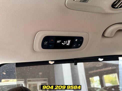 Used 2019 Chrysler Pacifica Touring-L FWD image 17