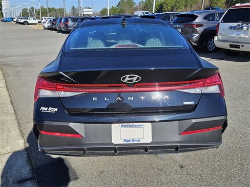 Used 2025 Hyundai Elantra Blue image 11