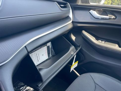 New 2025 Jeep Grand Cherokee L Laredo image 24