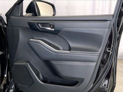 Used 2022 Toyota Highlander XLE image 26