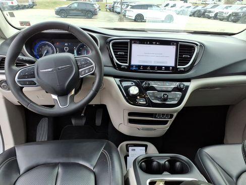 Used 2023 Chrysler Pacifica Touring-L image 15
