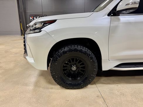 Used 2016 Lexus LX 570 4WD w/ Luxury Package image 11