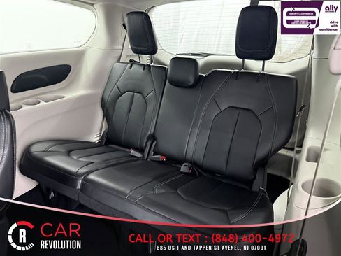 Used 2024 Chrysler Pacifica Touring-L FWD image 33