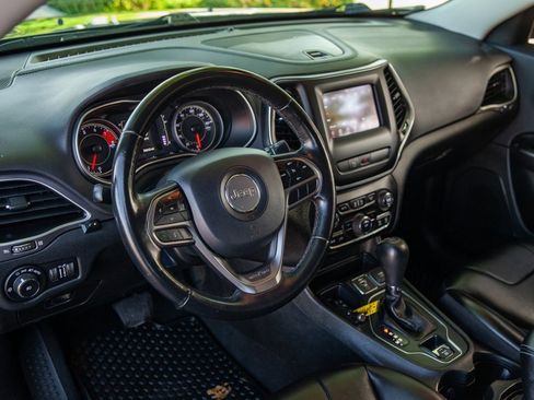 Used 2019 Jeep Cherokee Latitude Plus w/ Cold Weather Group image 10