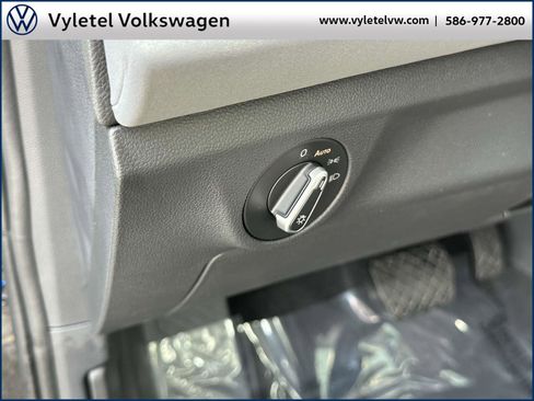 Certified 2025 Volkswagen Jetta SE w/ Sunroof Package image 20