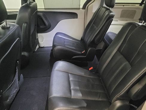 Used 2014 Chrysler Town & Country Touring w/ Driver Convenience Group image 18