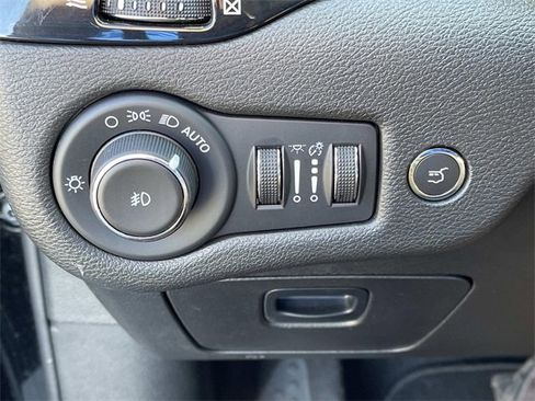 Used 2023 Jeep Cherokee Altitude Lux image 35