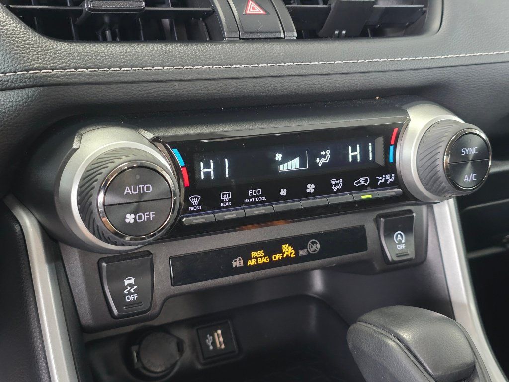 Used 2025 Toyota RAV4 XLE AWD/4WD image 28