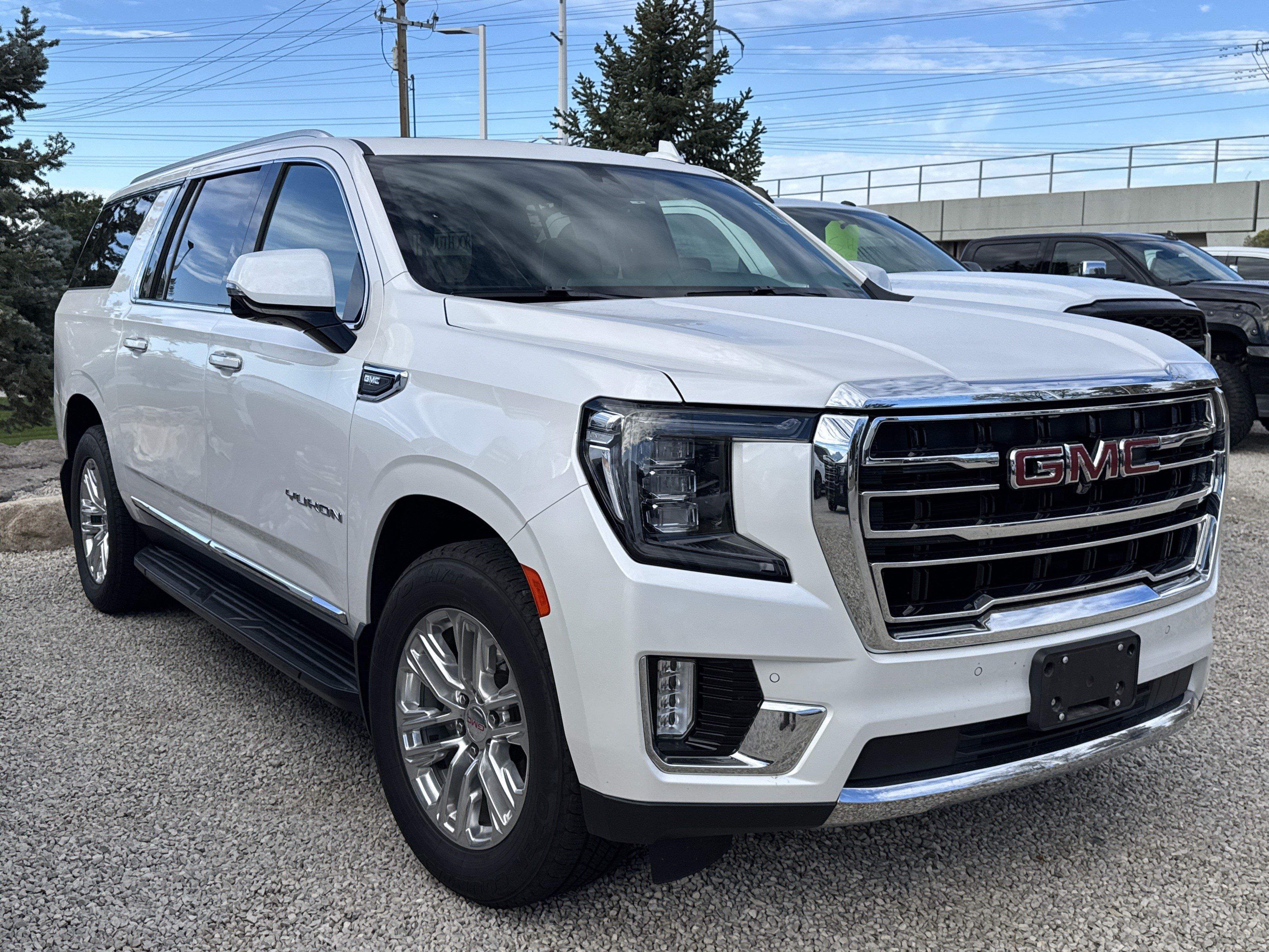 Used 2021 GMC Yukon XL SLT w/ SLT Luxury Plus Package AWD/4WD image 2