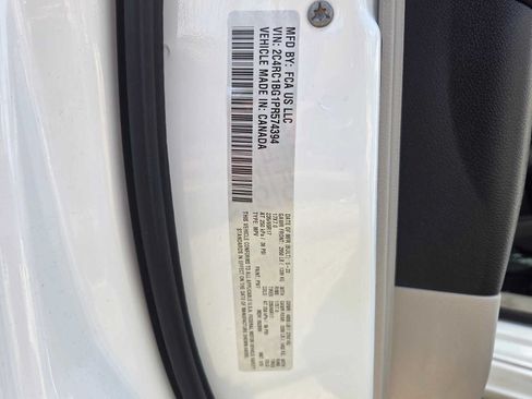 Used 2023 Chrysler Pacifica Touring-L FWD image 31