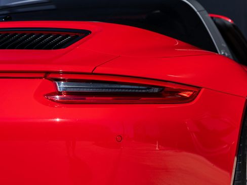 Certified 2019 Porsche 911 Targa 4S image 16