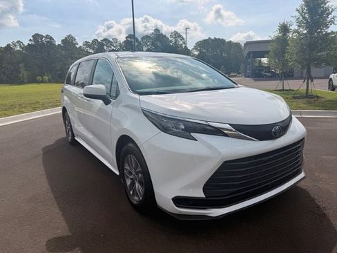 Used 2025 Toyota Sienna LE FWD image 14