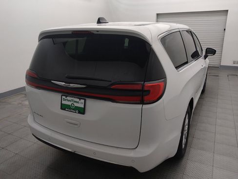 Used 2023 Chrysler Pacifica Touring-L FWD image 7