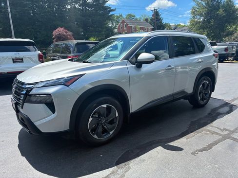 Used 2024 Nissan Rogue SV w/ SV Premium Package AWD/4WD image 2