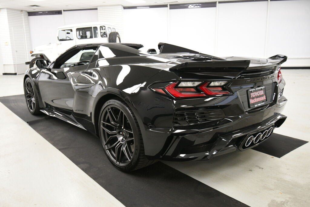 Used 2024 Chevrolet Corvette Z06 RWD image 5