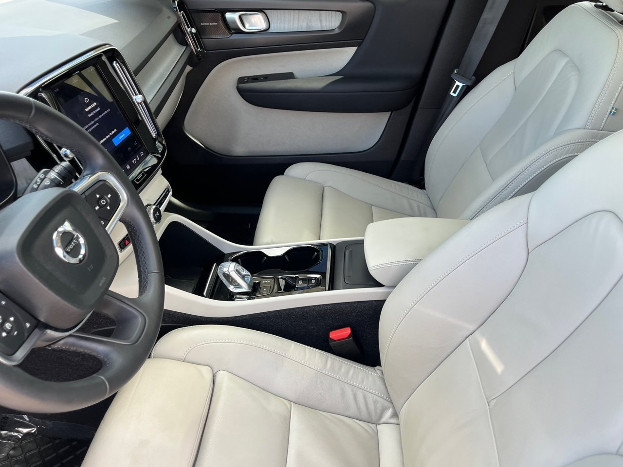 Used 2023 Volvo XC40 B5 Ultimate w/ Protection Package Premier AWD/4WD image 17