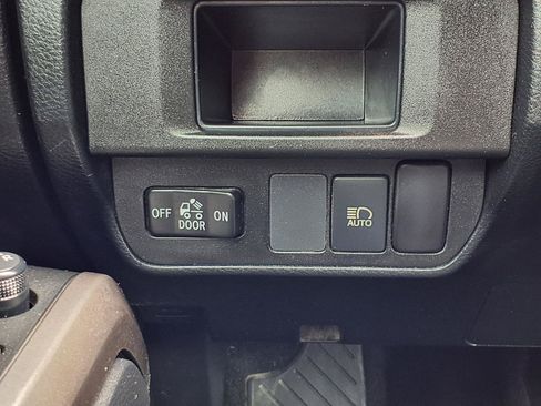 Used 2019 Toyota Tacoma SR5 RWD image 9