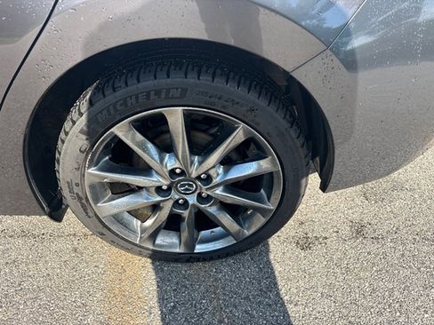 Used 2018 MAZDA MAZDA3 Touring FWD image 14