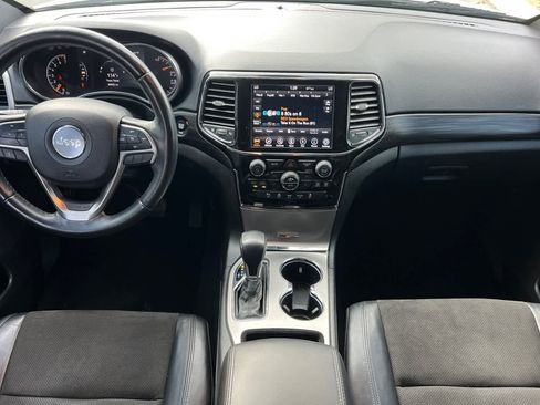 Used 2021 Jeep Grand Cherokee Laredo X image 4