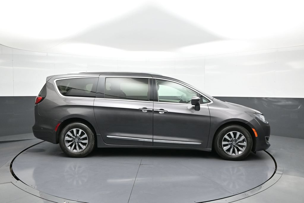 Used 2020 Chrysler Pacifica Touring-L Plus FWD image 5
