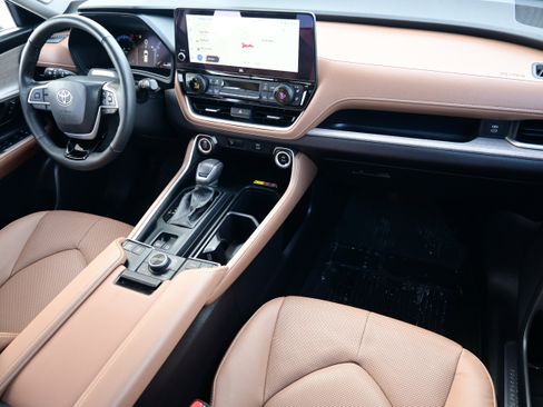 Used 2025 Toyota Grand Highlander AWD image 24