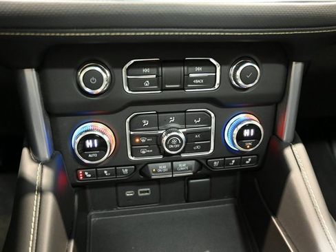 Used 2022 GMC Yukon SLT w/ SLT Premium Package image 18
