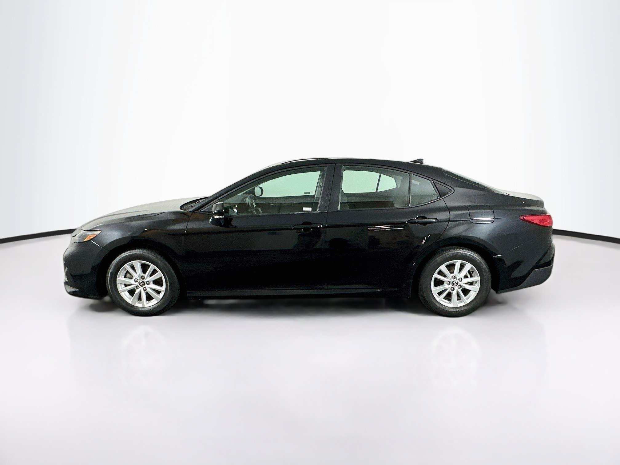 Used 2025 Toyota Camry LE FWD image 4