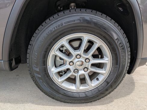 Used 2018 Jeep Grand Cherokee Laredo RWD image 9